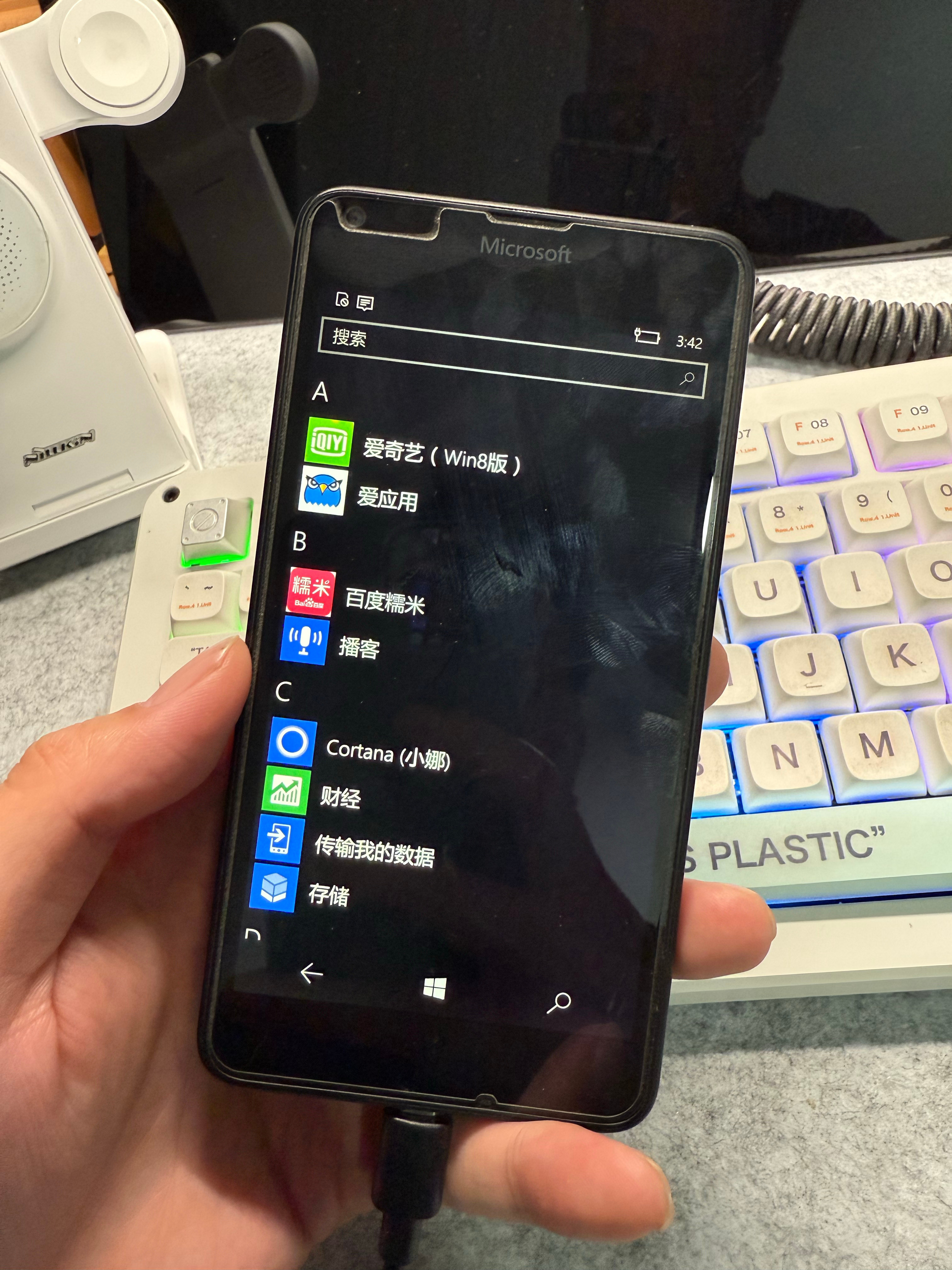 我收藏的老手机Lumia640，时不时把玩一下，充个电。一台十年前的手机，现在