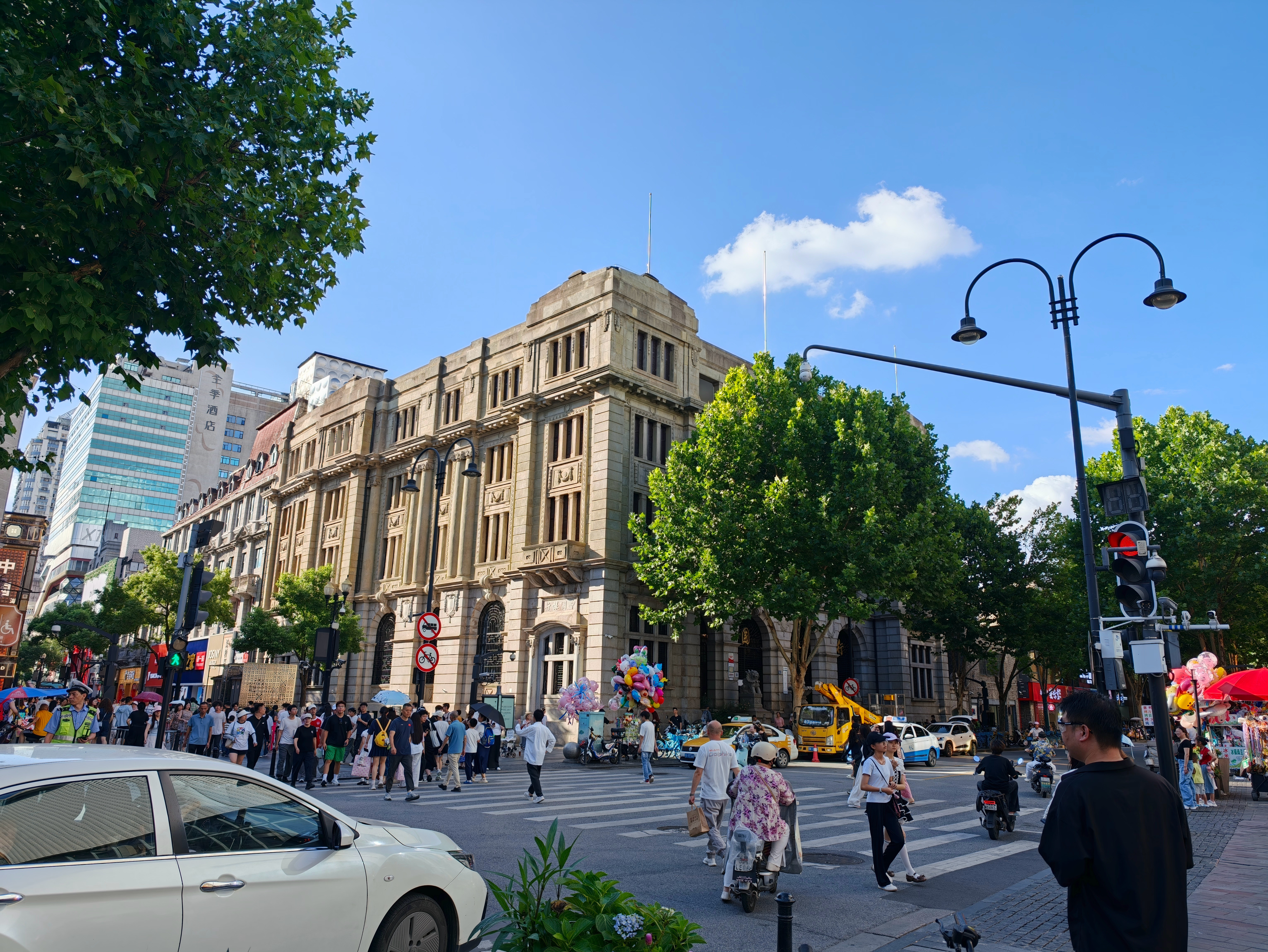 江汉路搭了一个米家空调『火炉城市降温计划』展，展示了小米空调全新强劲风Pro