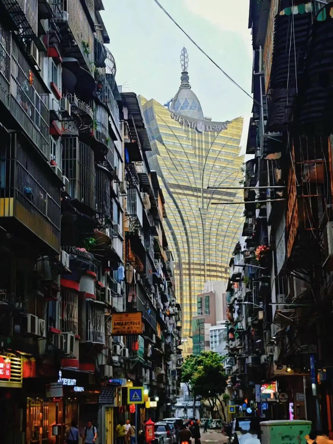 澳门旅游的游客人流相对以前真的少了不少，不再像以前那般拥挤，而剩余正常营业的赌场