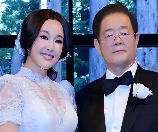 1986年，刘晓庆和姜文传出恋情，丈夫陈国军得知后，拿着皮带和刀去找刘晓庆和姜文