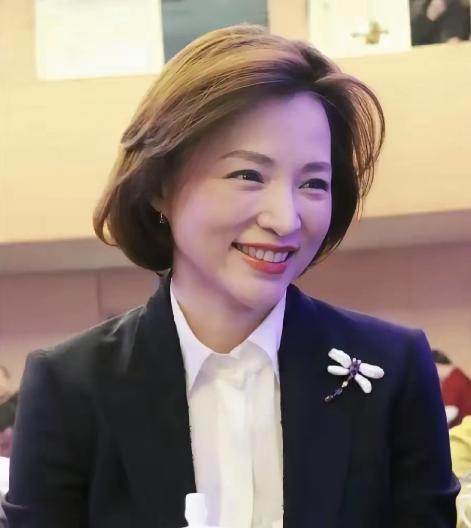 今年春天，董卿送走了患癌7年的母亲。同一时间，她的丈夫、百亿富豪密春雷，已经失联