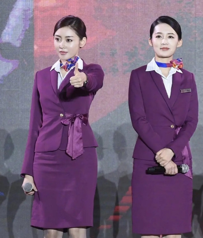 李沁空姐服加丝袜高跟，两个人真是太美了