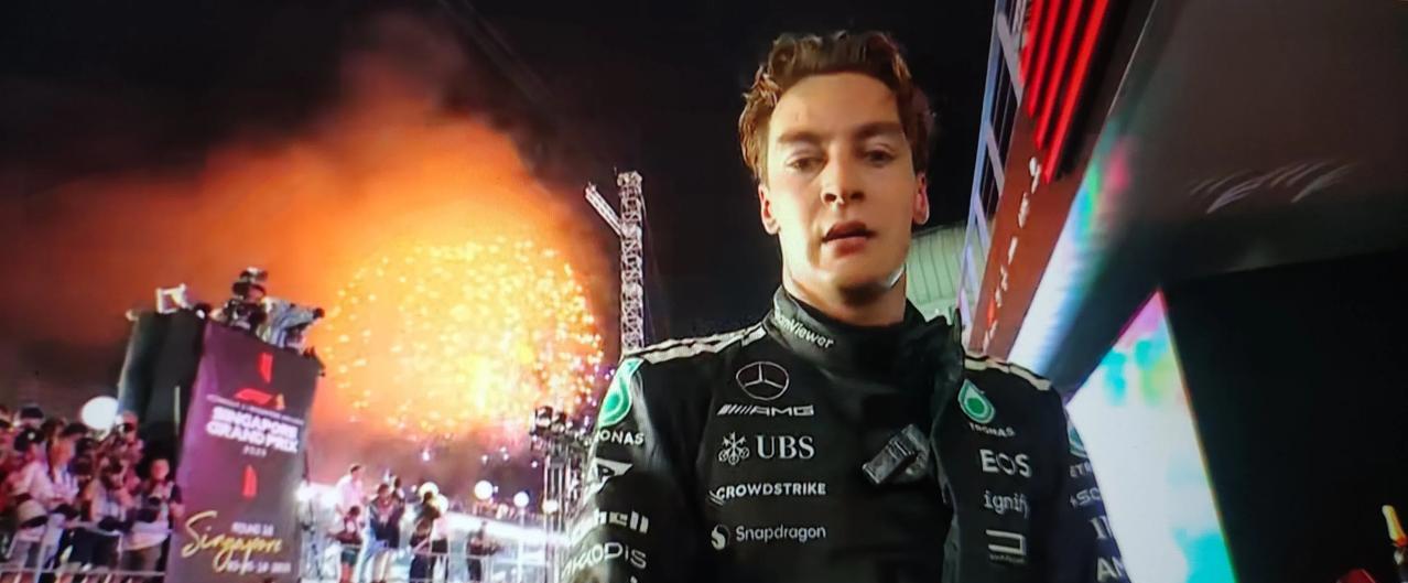 F1新加坡大奖赛正赛，62圈的比赛。狭窄的街道赛道很难超车。起步阶段，