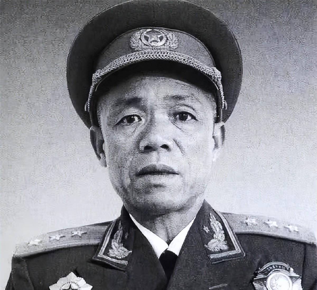🌞1981年冬，韩先楚看到老家红安的老乡们，都穿着破旧的衣服勉强御寒，电话