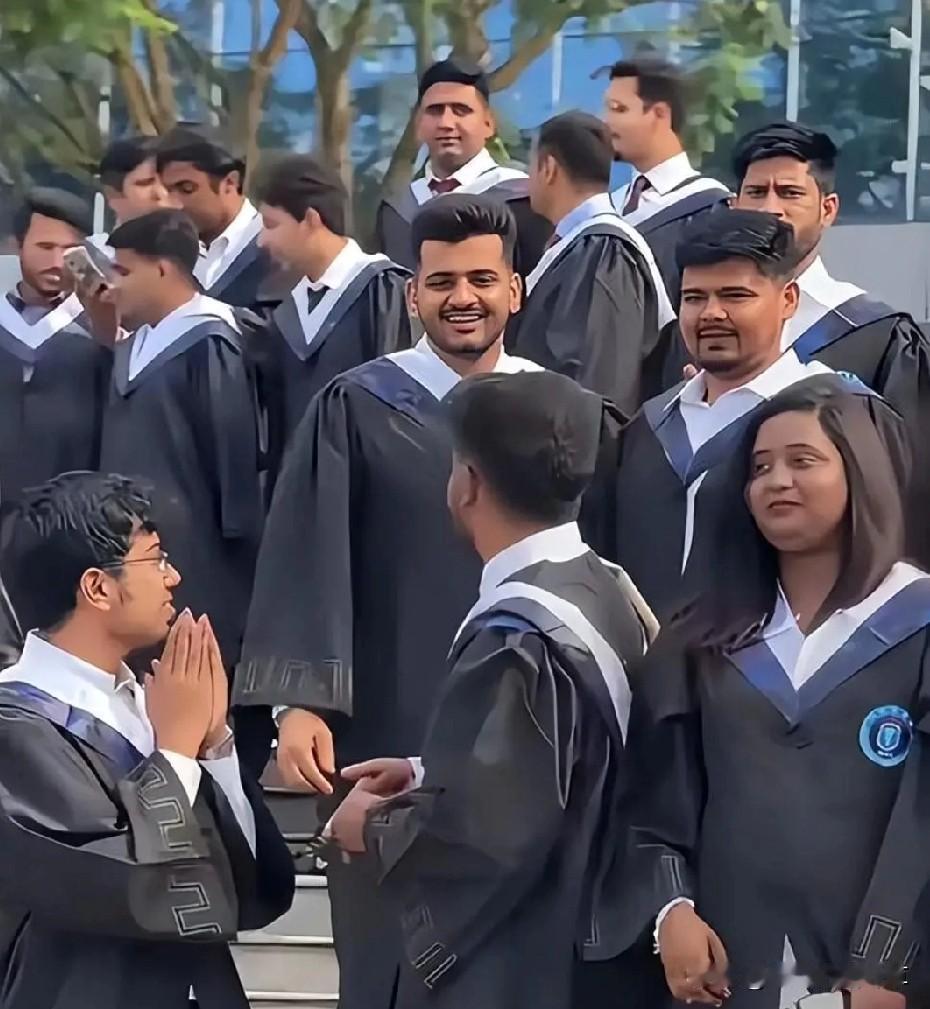 近日，西安外国语大学李文博士的一条建议刚传开，就引发了全网争论——没提“禁止”，