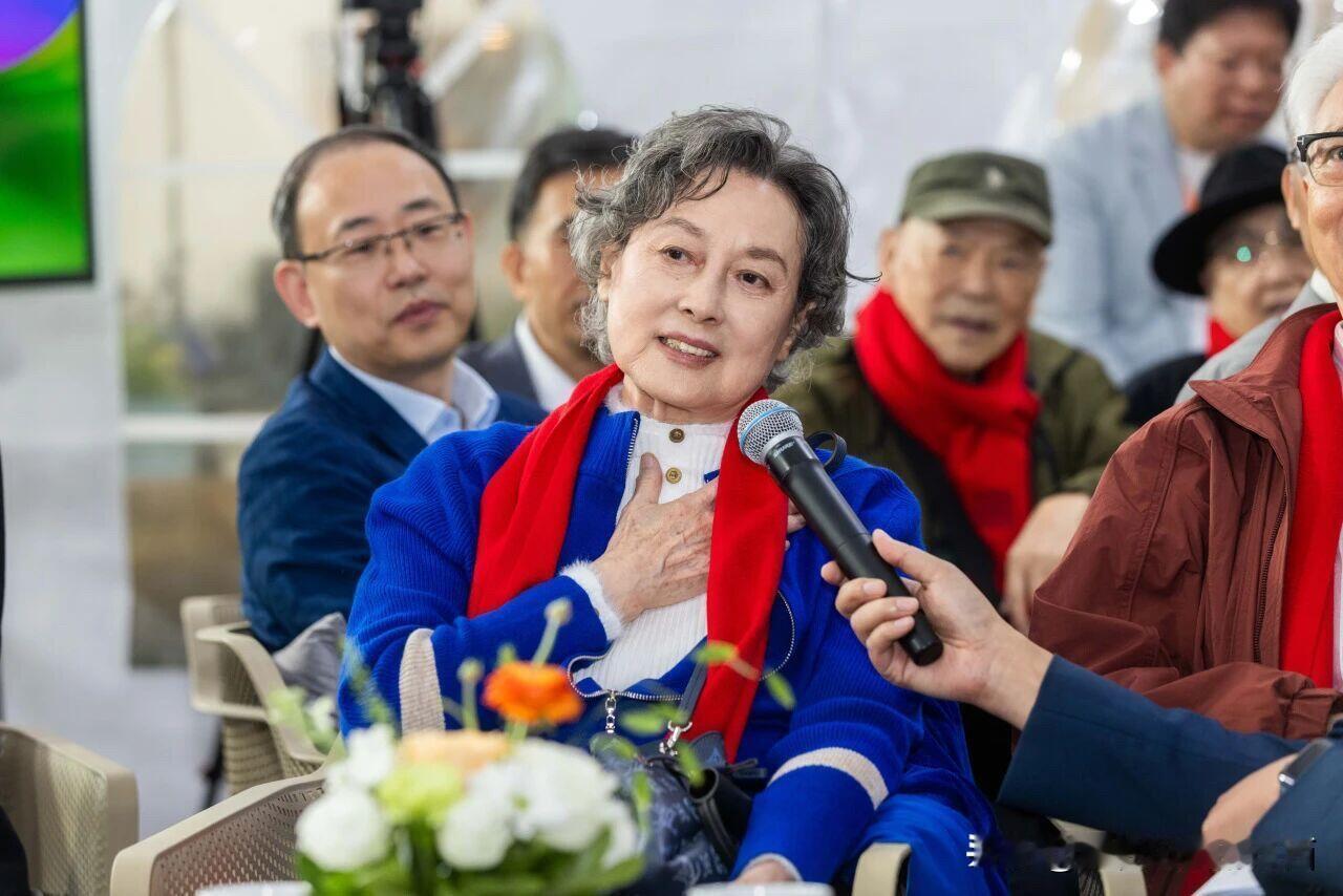 这是中国最优雅的老奶奶了吧，都是80多岁的老年人了，看起来是那么的慈祥，端庄大方