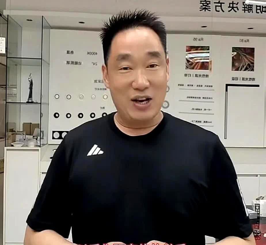 李佳的后盾已经浮出水面，阿杜老妈的