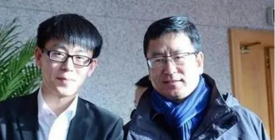 白岩松的独生子白清扬，高三因成绩优秀，被保送到英国伦敦国王学院。未曾想，他竟选择
