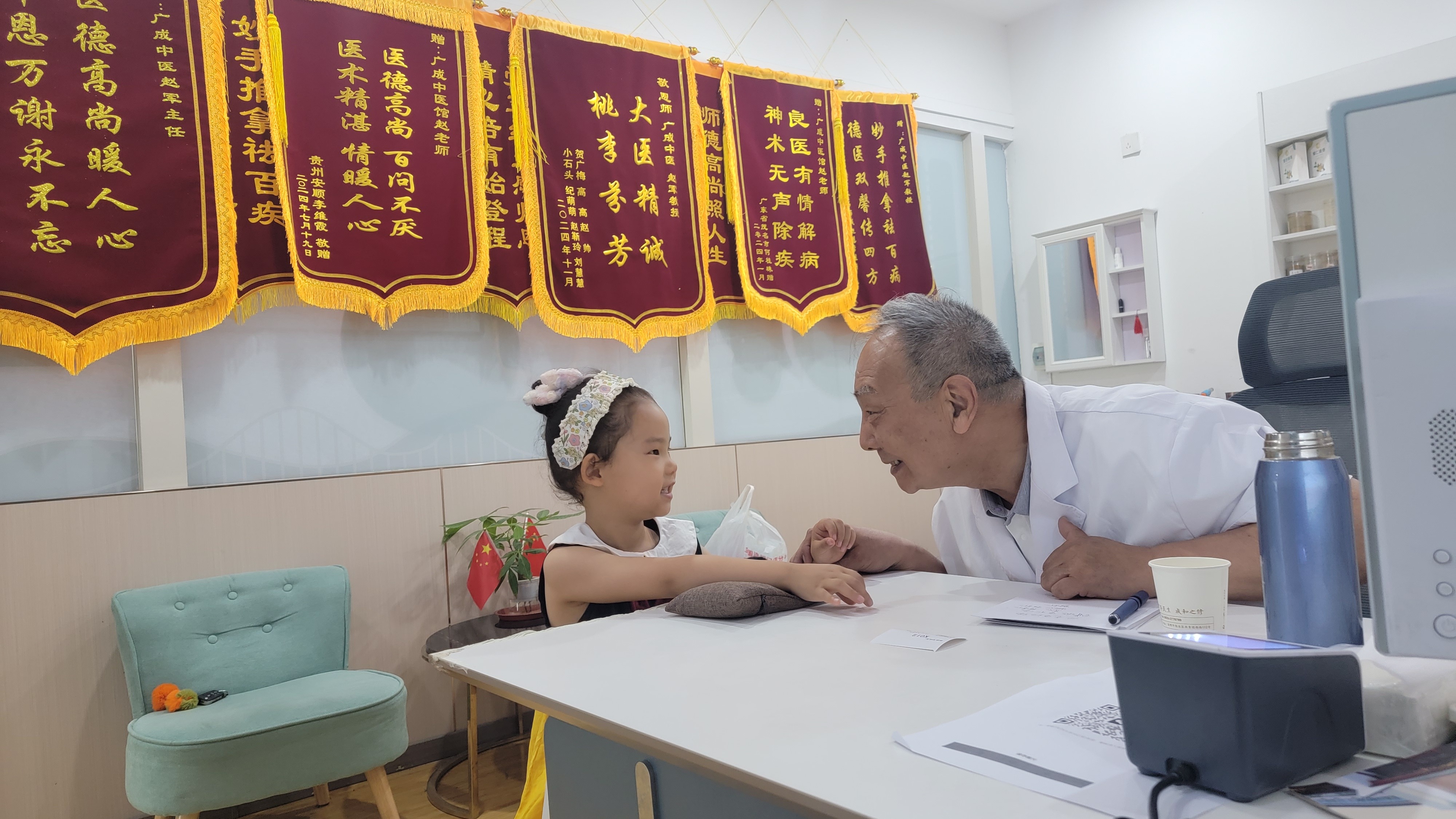 疱疹性咽峡炎导致的发热，宝妈可用这个方法退热不伤正气每年的梅雨季节与夏秋季，是