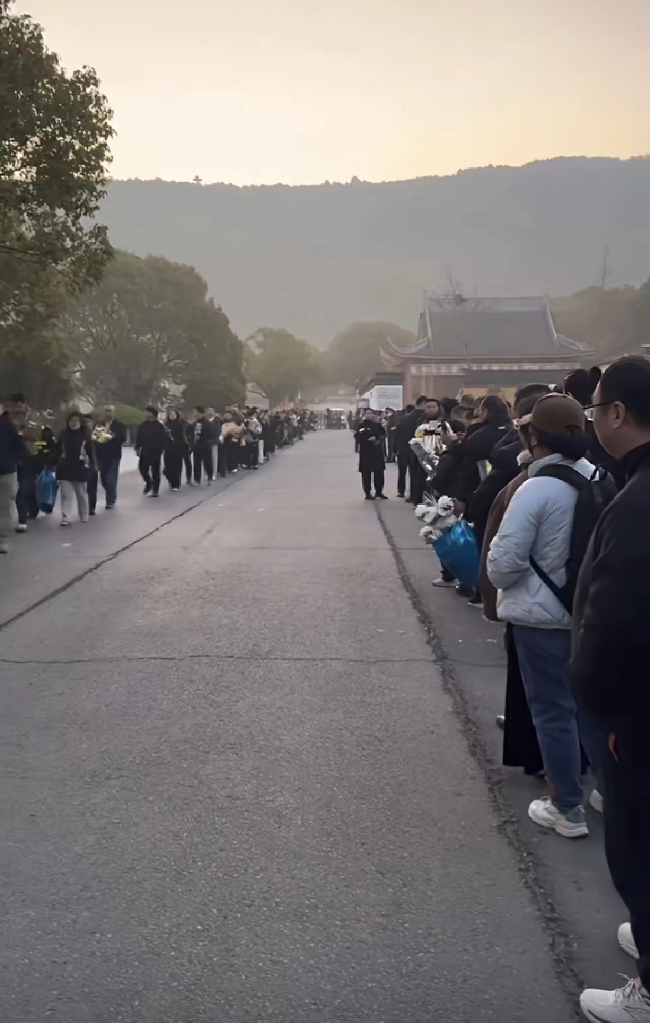 今天是属于张雪峰的一天！苏州为了送别他都按上了暂停键！以往不堵车的苏州，一大