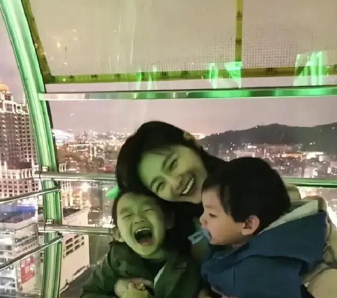 网上老有人揪着大S再婚的事不放，说她心里只有韩国老公，早把两个亲生骨肉抛到脑后了可嘴上说得再天花乱坠