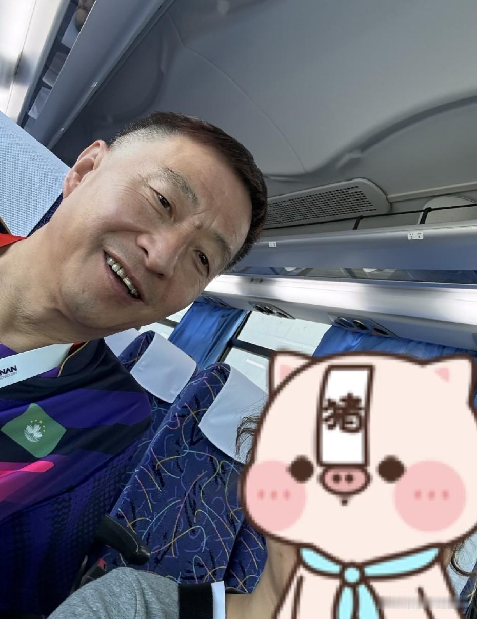 陈振江教练还越来越年轻了呢。陈振江从国乒退休后，就被朱雨玲请去当教练，这次亚运