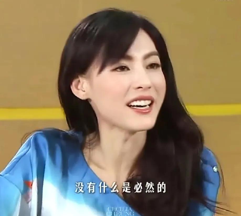 主持人问张柏芝：离婚对你最大的改变是什么？张柏芝轻抬眼眸，沉思了片刻，她