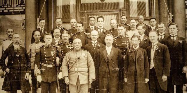 袁世凯身高不足160，从不锻炼，出门进门、上下楼都得靠轿子抬着，可胃口大得吓人！