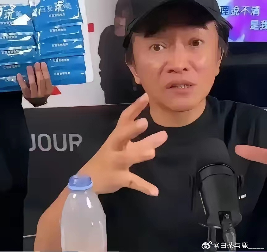 在最新一期节目中，他对着小S大谈特谈其婚姻隐私，不仅拿老公许雅钧的绯闻旧事开涮，