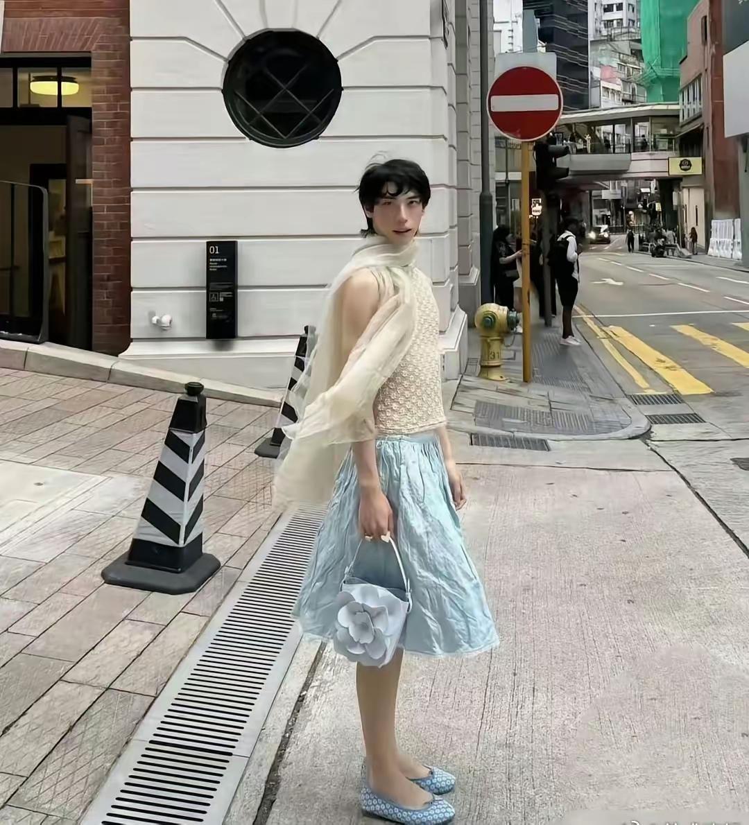 天呐，他这是在模仿我们大东北的小沈阳呢吗？这可是伊能静和庾澄庆的儿子啊！