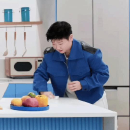 哈哈哈，别再说孙颖莎表演痕迹太重了！她这妥妥地都是来自日常啊这演技，跟打乒乓