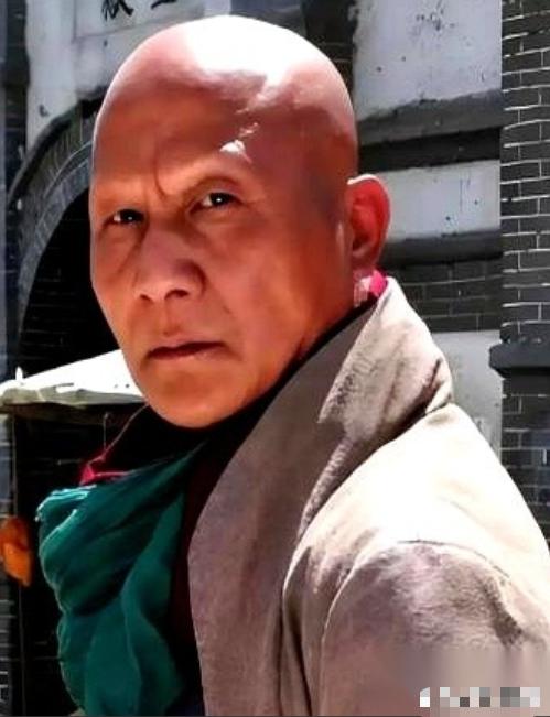 🌞17岁那年，计春华给自己煎了锅中药，锅是铝的。第二天一早，他一照镜子，头