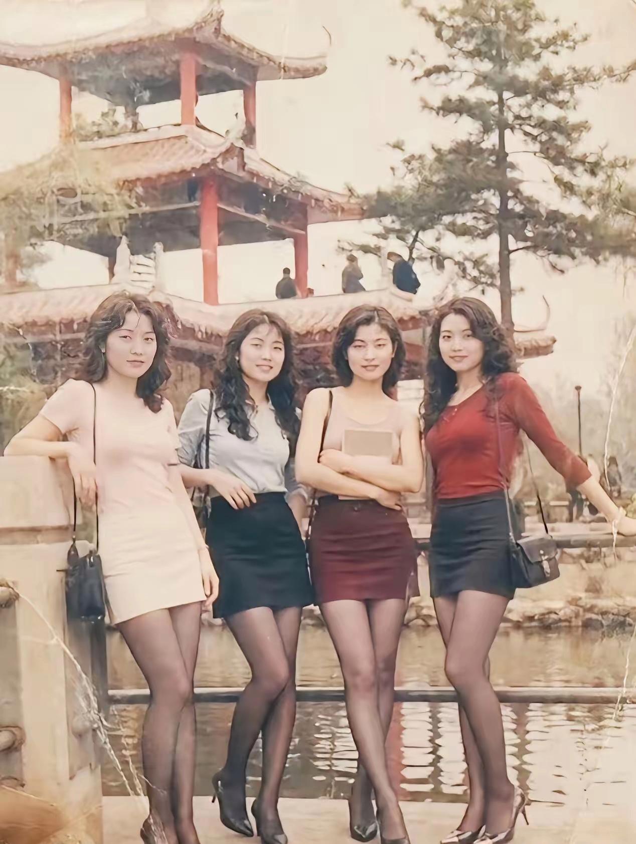 想问问大家，那个年代这样打扮的女孩子，大多是干什么工作的？