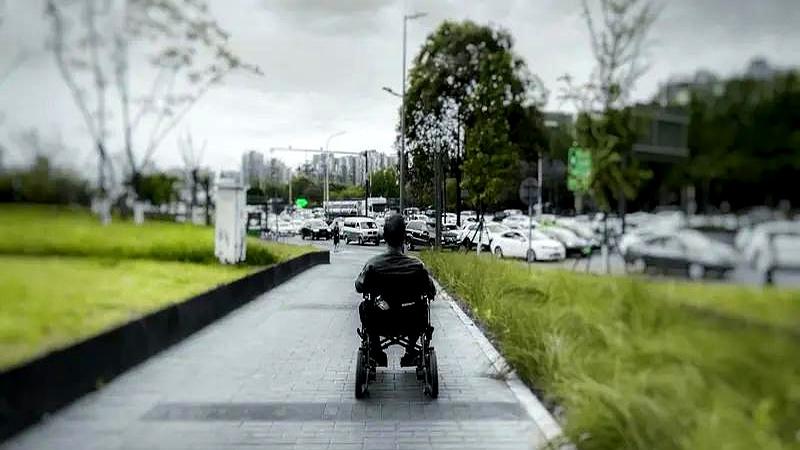 咱们偏瘫病友更要坚持锻炼啊！身体底子本来就薄，每天拖着沉重的身子去慢走、