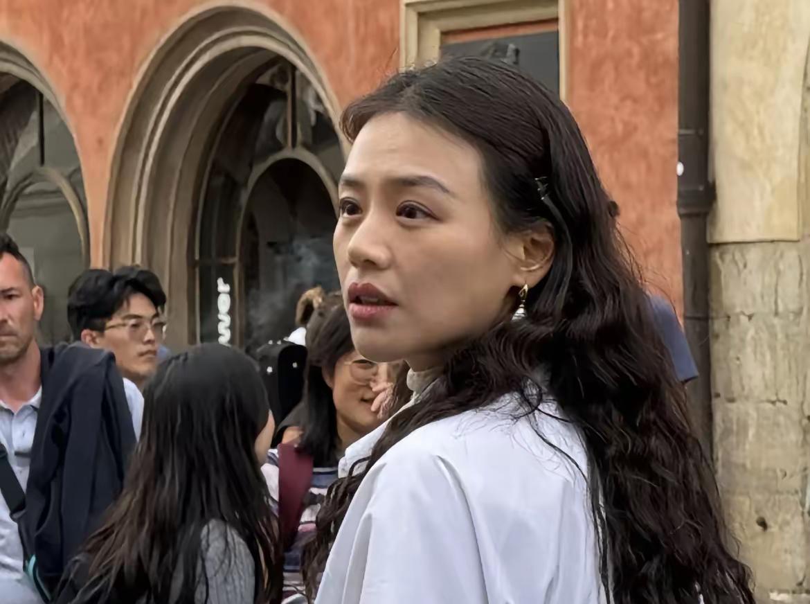 离了美颜和滤镜，明星的真实容颜也不过如此。不能说有多好看，顶多是不丑。说真的，把