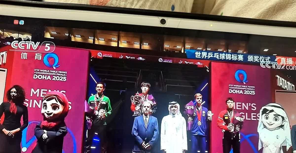男单冠军颁奖的时候，注意到一个细节，给王楚钦戴上奖牌后，颁奖人员就被礼仪小姐引导