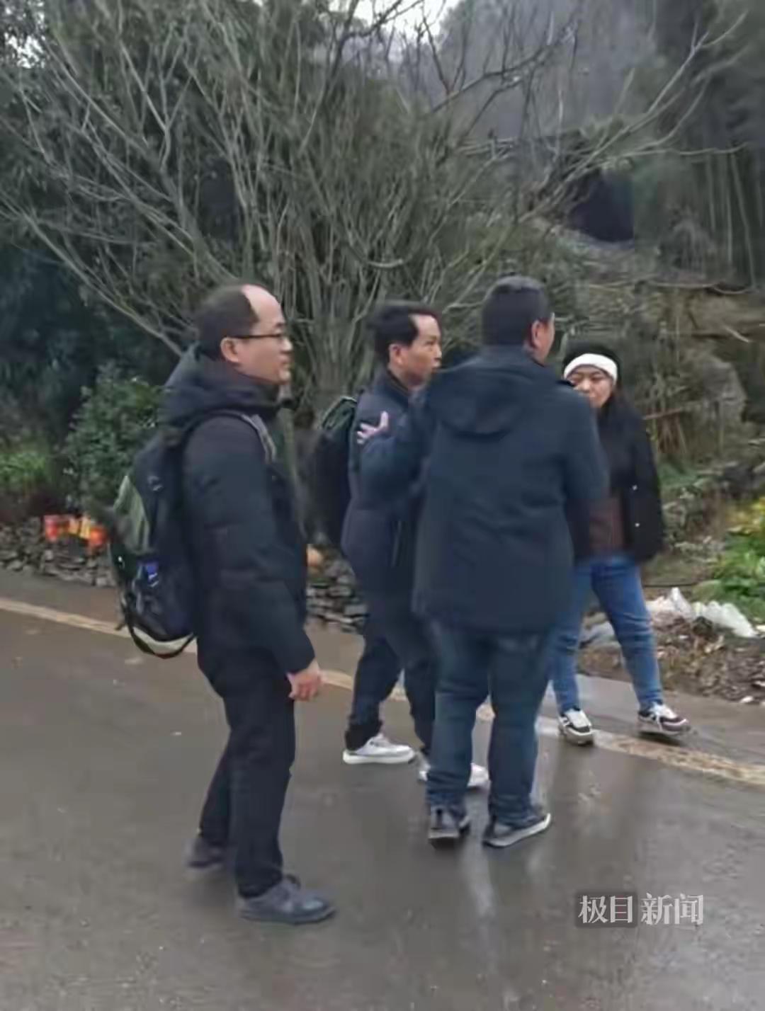 千里送行暖寒门，中山老板亲弟夜赴贵州深山慰员工遗属：这份情义值千金深夜的贵州