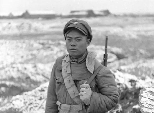 1948年3月，国民党整90师中将师长正在怒骂小电话兵，甚至开了两枪恫吓。小电话
