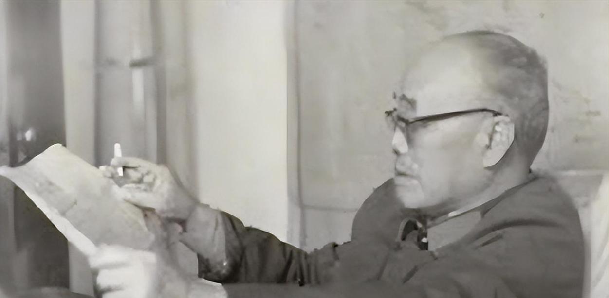 他“支左”10年，不可避免成为有争议之人，晚年还被降低安置待遇！1955年，西