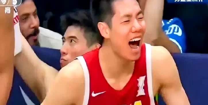 胡金秋挡人，胡明轩和廖三宁交叉跑位，球进灯亮，计时器停在0.7秒，整套动作实际只