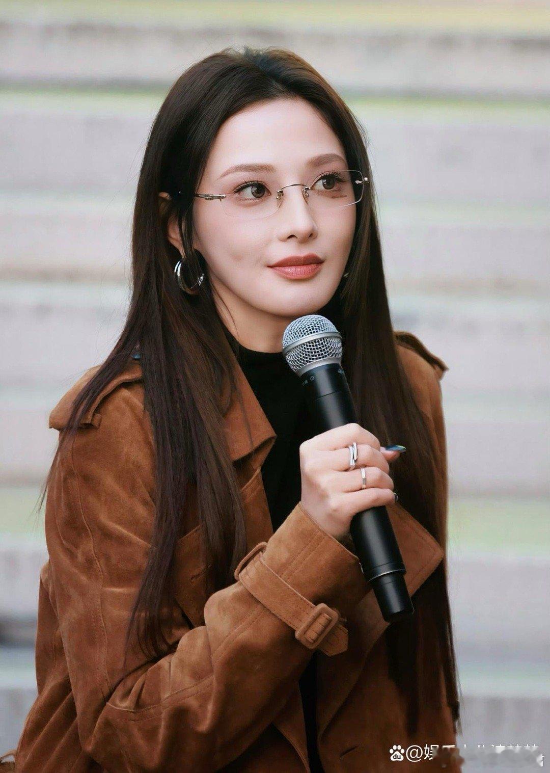 彭小苒线下活动人气好高，好多粉丝来见面会互动，果然演员还是要靠作品杀回观众面前来