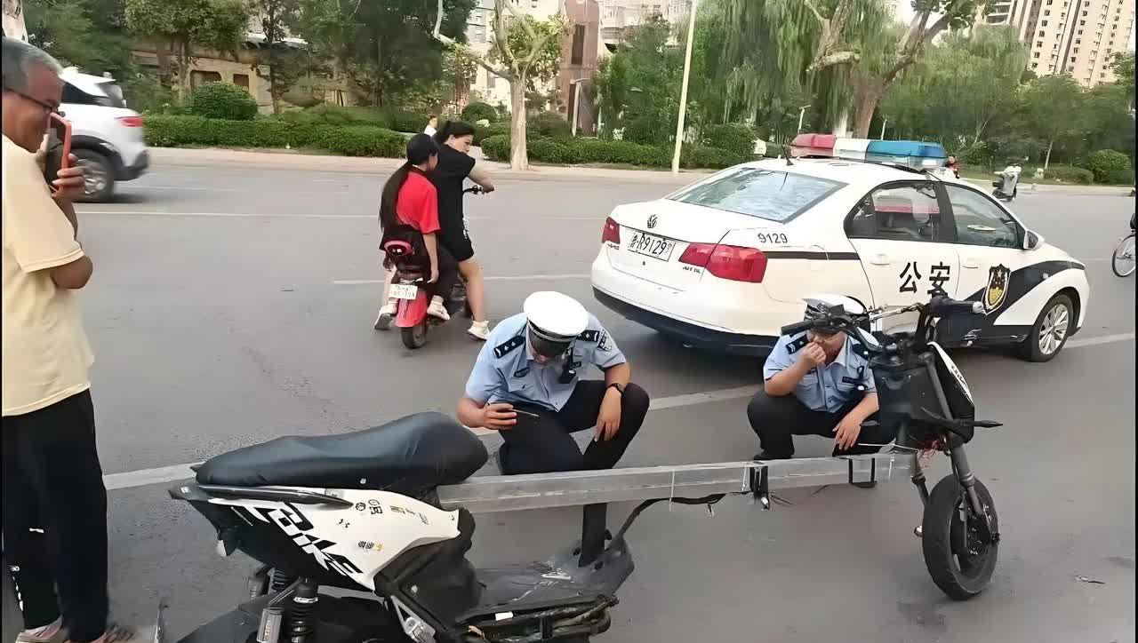 我滴天呐！下午路过看到这一幕直接把惊呆了！估计帽子叔叔也吓傻了吧！改装成这样还怎