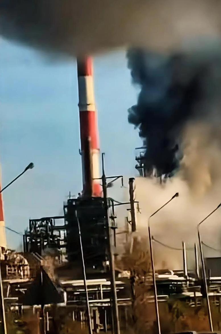 快讯！乌克兰再次成功袭击俄罗斯炼油厂。当地时间25日，乌克兰武装部队总参谋部发布