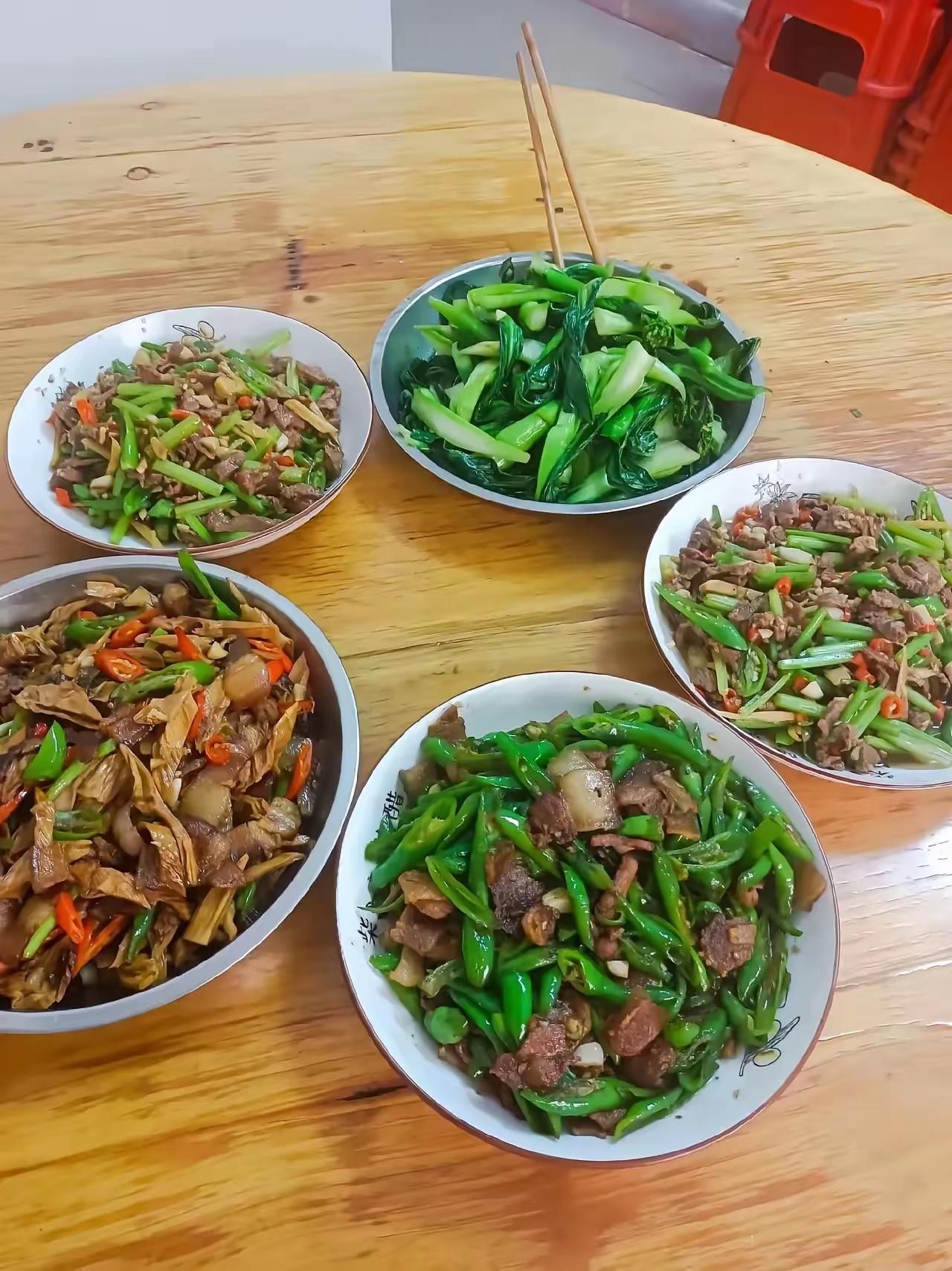 江西家里炒菜没那么辣，一般是既有辣的菜也有不辣的菜，相互搭配，不像饭店基本都是辣