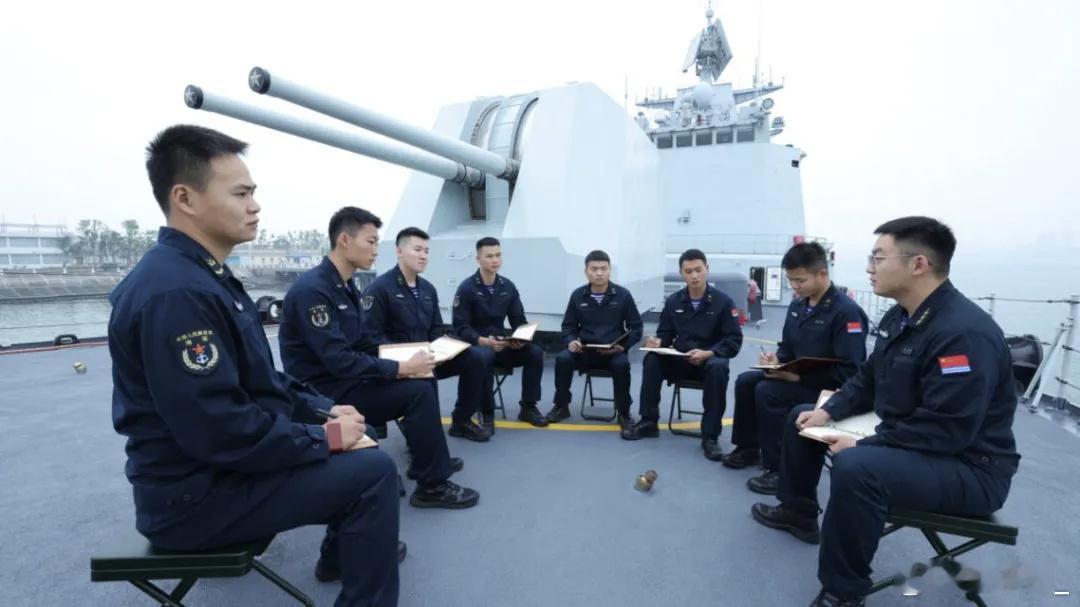 中国海军167深圳舰新的出镜镜头，这门双100炮是驱逐舰里仅存的3门之一，另两门