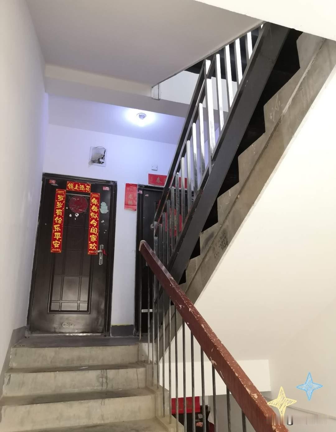 我快被楼房的住户气死了！我的房子是老小区的楼梯房了，住5楼，他住6楼。最近天
