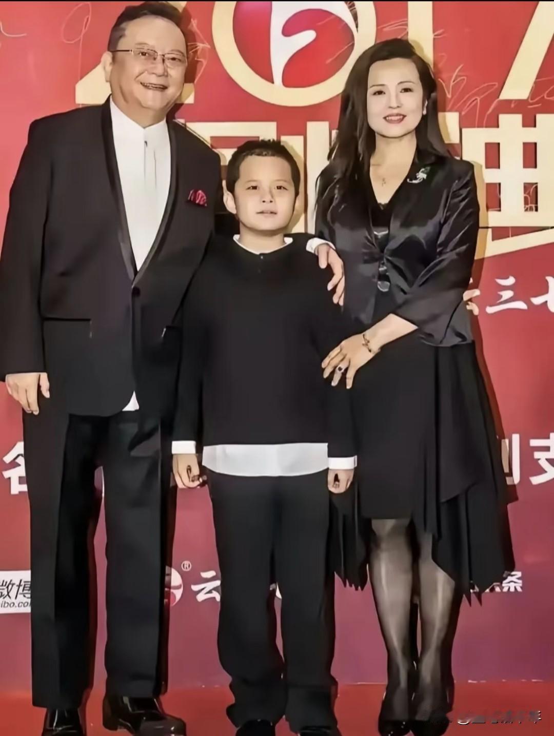 77岁王刚一家太绝啦！家人们，最近被77岁王刚一家狠狠圈粉！妻子气质绝佳，儿