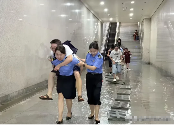 地铁隧道的一幕，不得不说，惊呆了啊。[捂脸哭][捂脸哭][捂脸哭]