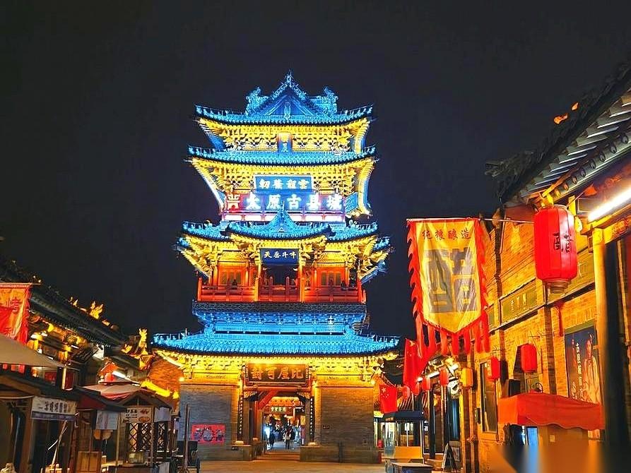 我跟你讲，太原古县城这波操作，有点东西。大冬天的，天黑得那么早，人家直接把门开