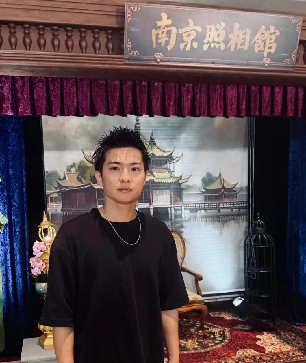 日本演员原岛大地，参加了申奥导演的电影《南京照相馆》的演出。 他在电影中扮演