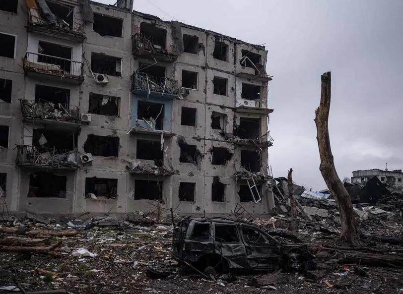 红军城已经变成了一座废城了，城里面70%的区域都遭到了各种轰炸，残存的乌军只能躲