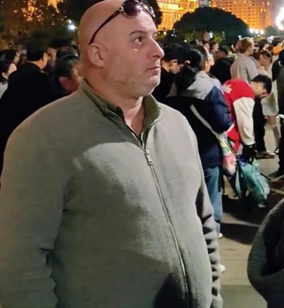 为什么很多美国人到了中国后不笑？全都表情严肃的看着中国的一切！很多美国人到了中