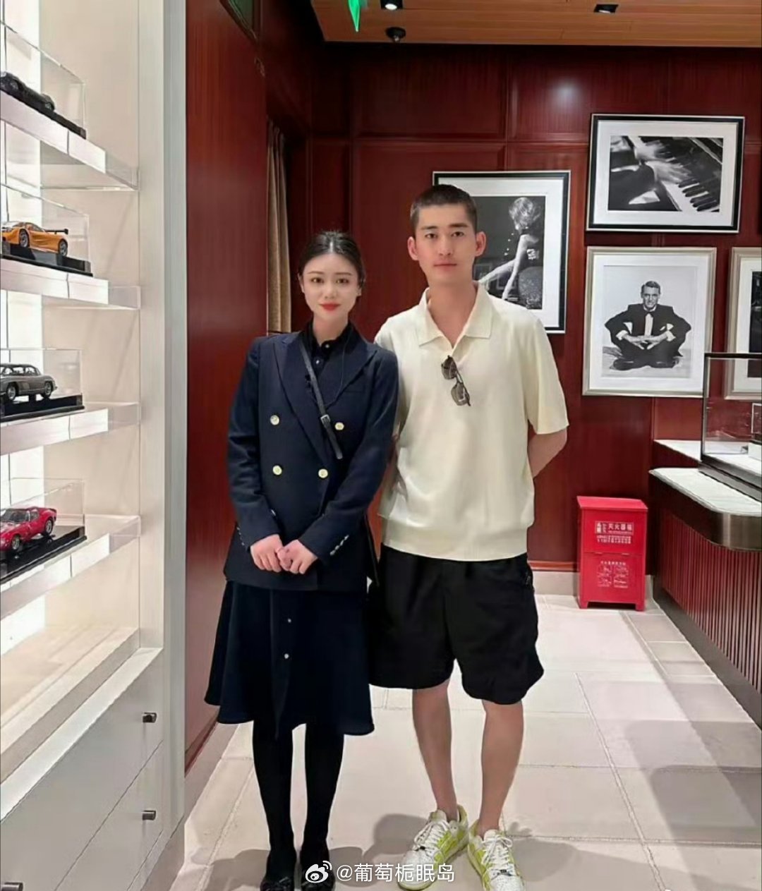 张翰在上海逛街吃饭被偶遇，他减肥了，剪了寸头，没有油腻的感觉了！