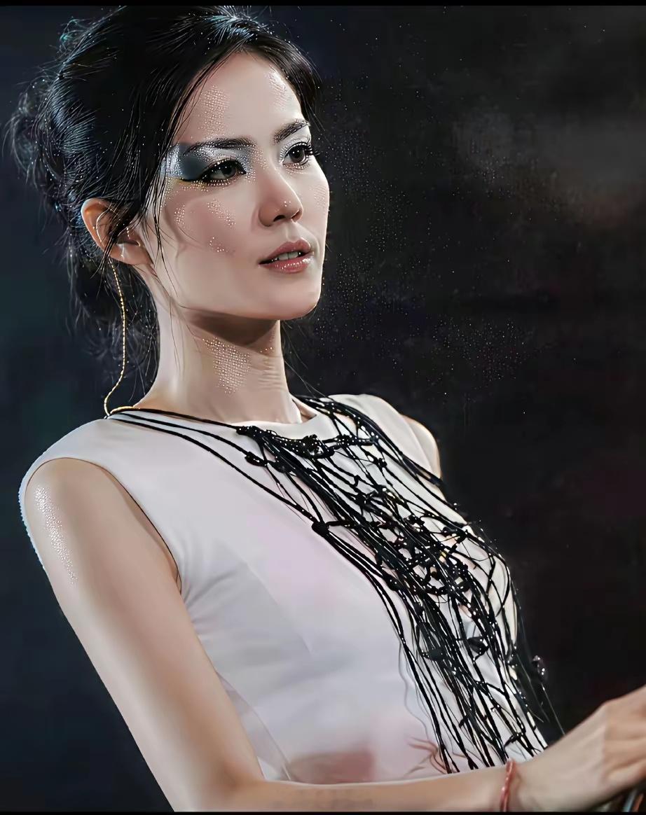 终于明白了真相谢霆锋放下为他生了两个孩子的张柏芝转身两婚两娃的王菲，真的不只是因