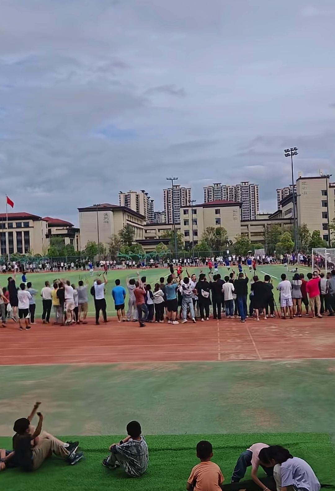 这是川超联赛某个城市的比赛球场吗？如果是的话，那这四川省的区域发展差距大得让人难
