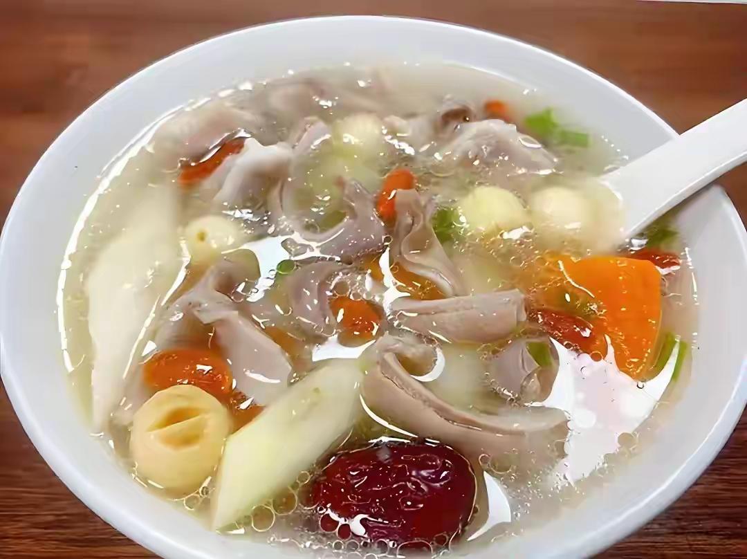 大雪吃三宝，指的是萝卜、羊肉和红薯。萝卜可是冬季的“平民补品”，像白萝卜，水分