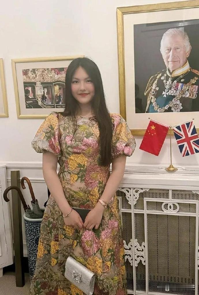 15岁王诗龄又被李湘带去伦敦吃大餐，母女俩穿得像去走红毯