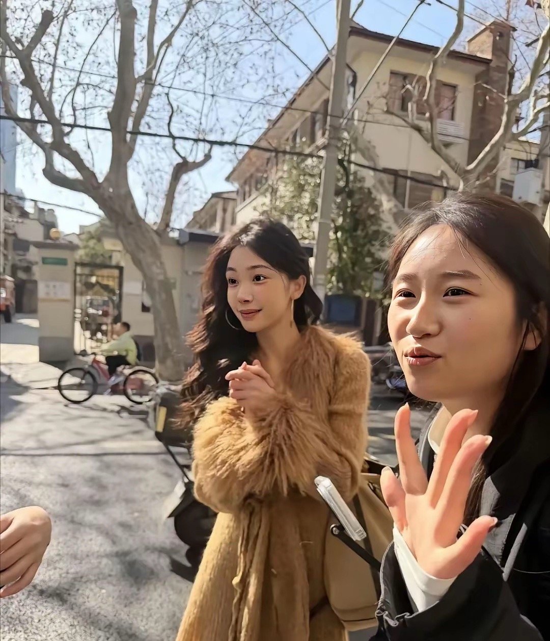 老天呐，差点没认出来，真人比电视上漂亮一百倍！