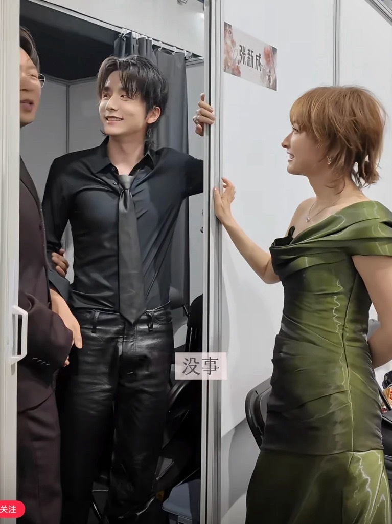 张新成的身材他人vlog里的张新成如此可爱，羡慕这身材！据说海涛和他一起洗过澡～