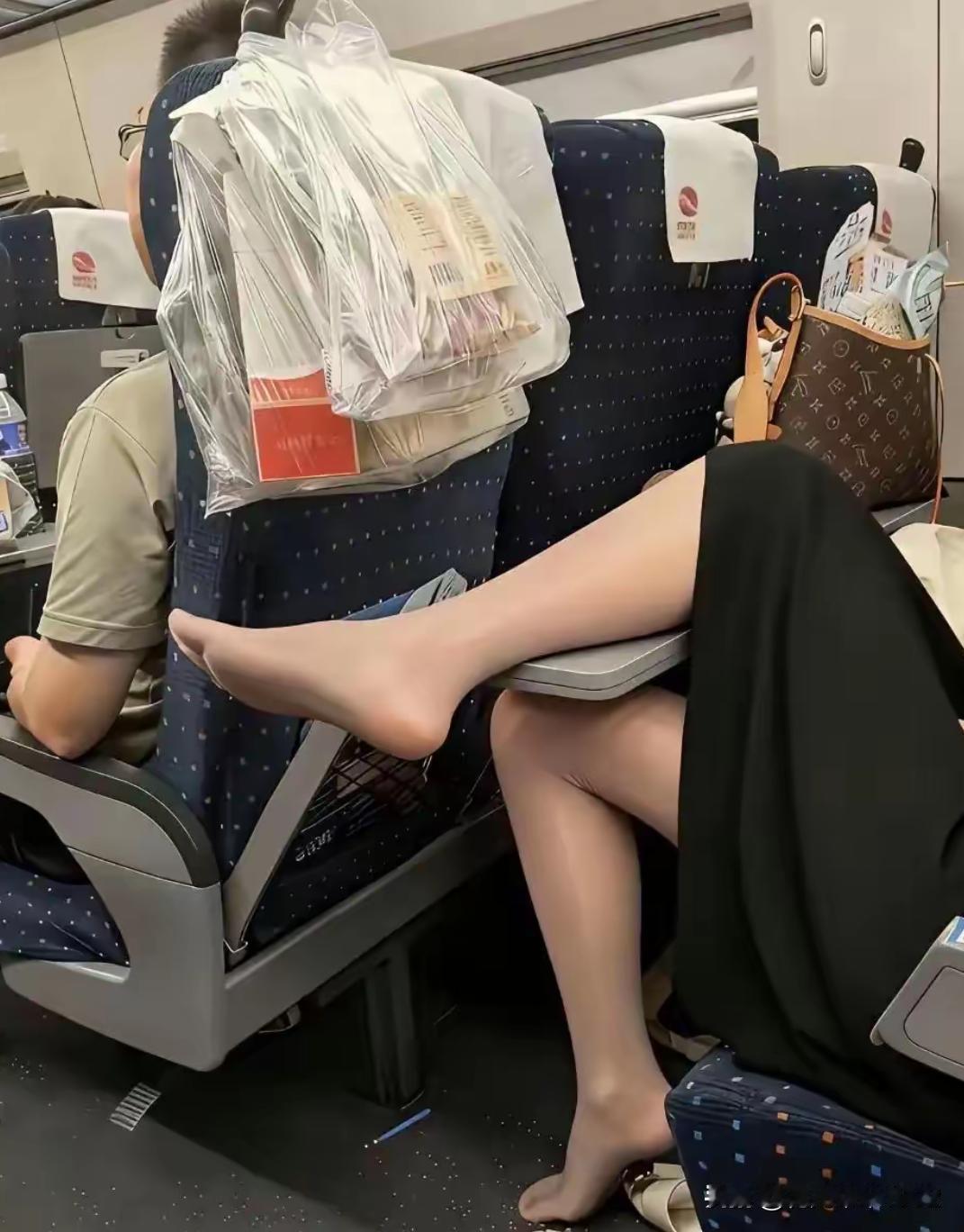 中华礼仪女人的脚一般都是不外漏的，古时候女人的脚只要被男人看到就必须嫁给这个男人